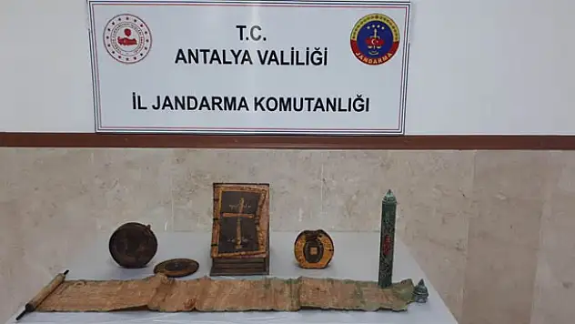 Konya'dan aldıkları altın işlemeli 1400 yıllık deri kitabı satamadan yakalandılar