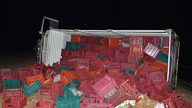 Konya'dan Antalya'ya giden kamyon şarampole devrildi, sürücü kazayı yara almadan atlattı
