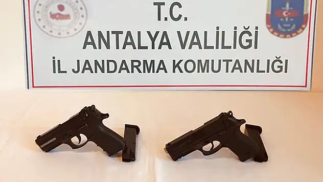 Konya'dan Antalya'ya götürdüğü ruhsatsız tabancaları satamadan yakalandı