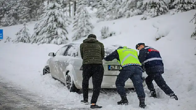 Konya'dan Antalya'ya tatile giden öğrenciler dönüş yolunda mahsur kaldı! Jandarma kurtardı
