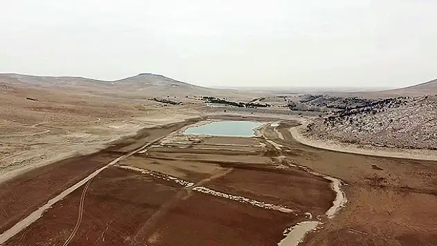 Konya'dan bir korkutan görüntü daha! Suları çekilen May Barajı, kuraklığın boyutunu gözler önüne seriyor