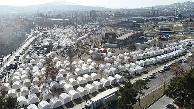 Konya'dan depremzedeler için toplanan yardım malzemeleri gönderildi
