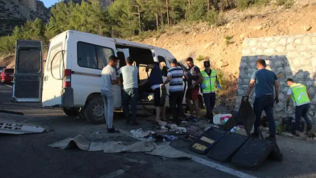 Konya'dan dönen kiraz işçileri, Mersin'de minibüsle kaza yaptı: 1 ölü, 13 yaralı
