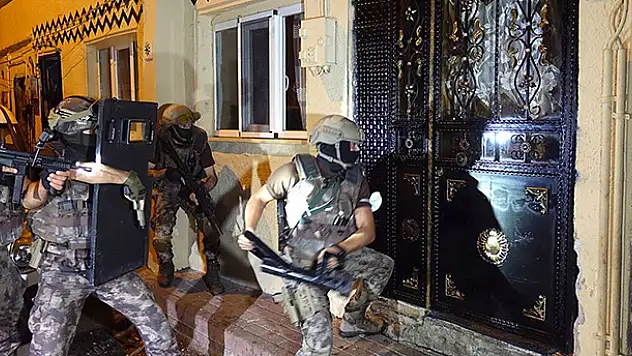 Konya'dan giden özel harekat polisleri destek verdi! Karaman merkezli 5 ilde uyuşturucu satıcılarına şafak operasyonu: 34 gözaltı