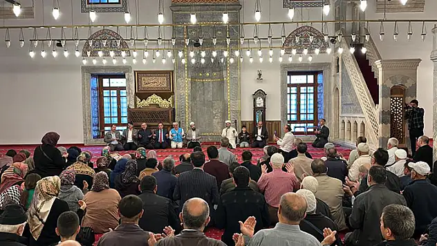 Konya'dan ilk hac kafilesi dualarla uğurlandı
