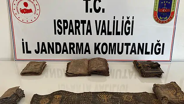 Konya'dan Isparta'ya ceylan derisine İbranice yazılmış 5 Tevrat'ı satmaya giden 2 kişi yakalandı

