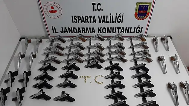 Konya'dan Isparta'ya satmak için ruhsatsız silah götüren 2 şüpheli tutuklandı
