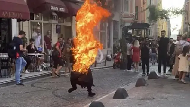 Konya'dan İstanbul'a giden genç Galata'da kendini yaktı! Dehşet anları