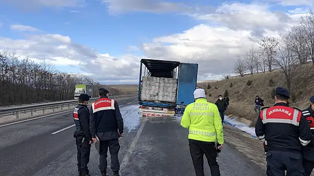 Konya'dan İstanbul'a gitmek için yola çıkan tır alev aldı