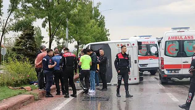 Konya'dan İzmir'e giden askeri araç Afyonkarahisar'da kaza yaptı 
