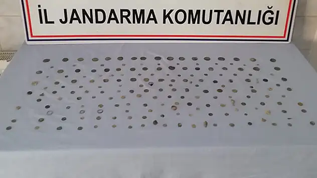 Konya'dan İzmir'e gidip tarihi eser pazarlayacaktı, kıskıvrak yakalandı