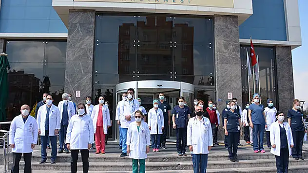 Konya'dan salgında hayatını kaybeden sağlık çalışanlarına saygı duruşu