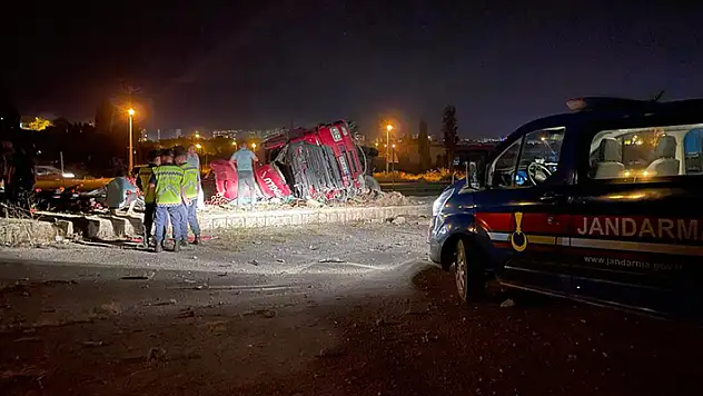 Konya'dan Sivas'a sulama sistemleri malzemesi taşıyan tır Kayseri'de devrildi: Sürücü yaralandı, yeğeni öldü