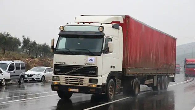 Konya'dan Suriye'ye 2 tır giyim yardımı