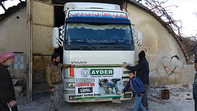 Konya'dan Suriye'ye 2 tır yardım