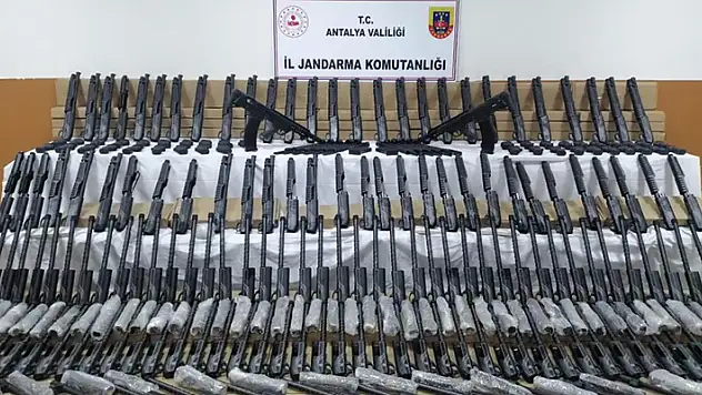 Konya'dan temin ettikleri silahları satacaklardı! Antalya'da silah kaçakçılarına operasyon: 154 tüfek ele geçirildi
