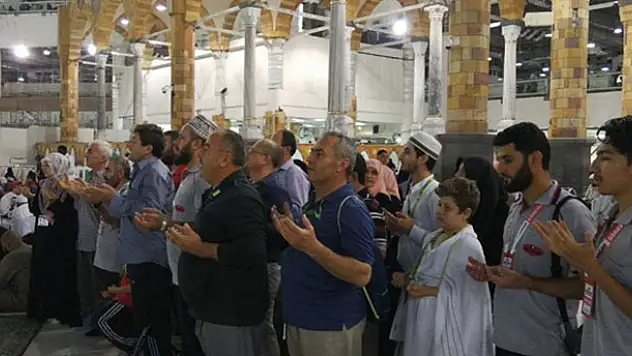 Konya'dan Umreye giden ziyaretçiler Mehmetçiğe dua etti