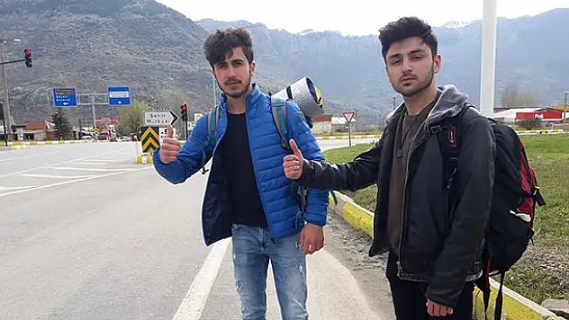Konya'dan yola çıkan 2 genç otostopla Türkiye'yi geziyor