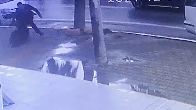 Konya'dan yola çıkan gözü dönmüş koca evi terk eden karısını 230 kilometre takip edip sokak ortasında bıçakladı
