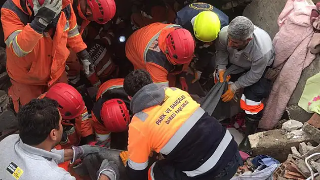 Konya ekibi, Hatay'da 37 saattir enkaz altındaki genci sağ kurtardı
