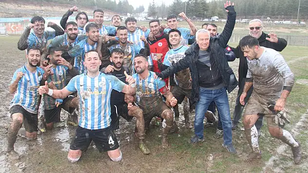 Konya ekibi şampiyonluğu çamura yatarak kutladı
