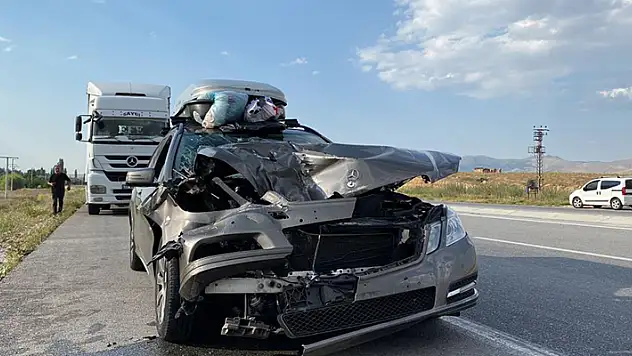 Konya-Emirdağ yolunda gurbetçinin kullandığı otomobil tıra çarptı, lüks otomobil hurdaya döndü