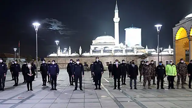 Konya Emniyet Müdürü Mustafa Aydın, görev başındaki polislerin yeni yılını kutladı