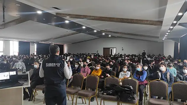 Konya Emniyetinden öğrencilere siber farkındalık semineri
