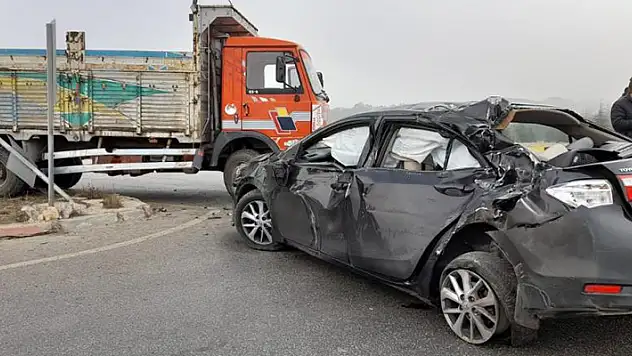 Konya-Eskişehir kara yolunda Tuzlukçu Belediye başkanının makam aracı ile kamyonet çarpıştı, 4 kişi yaralandı