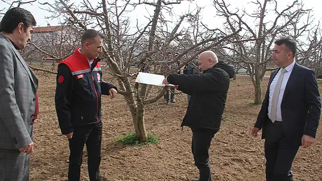 Konya İl Tarım ve Orman Müdürü Seçen Beyşehir'e elma bahçesini gezdi
