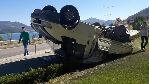 Konya-Isparta kara yolunda kamyonetin çarptığı üniversite öğrencisi yaralandı
