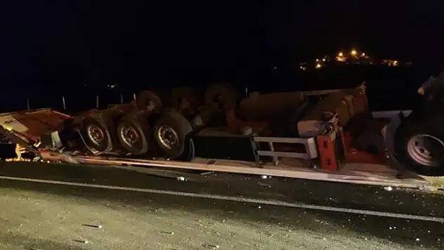 Konya - Isparta kara yolunda  refüje çarpan tır yan yattı: 1 ölü
