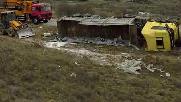 Konya-Isparta karayolunda tır devrildi: 2 Yaralı