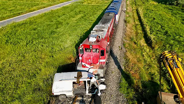 Konya istikametinde facia! Tren kamyoneti 200 metre sürükledi