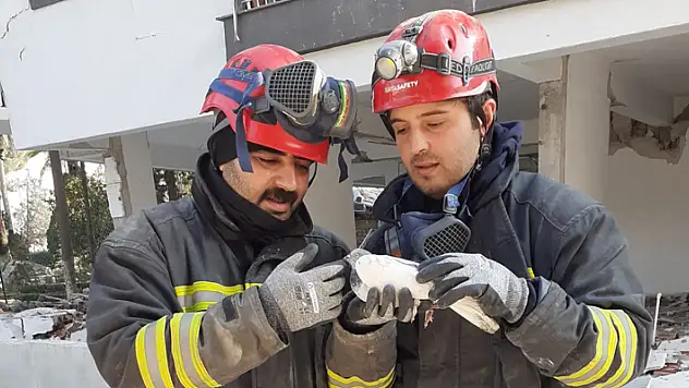 Konya itfaiye ekipleri, Hatay'da enkaz altında kalan 2 güvercini kurtardı
