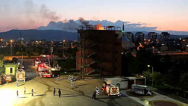 Konya İtfaiyesi'nden gece tatbikatı