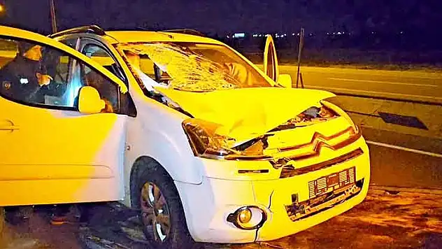 Konya kara yolunda hafif ticari araç yayaya çarptı: 1'i ağır 2 yaralı
