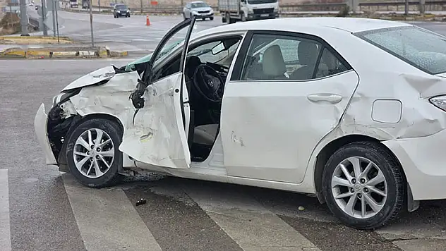 Konya kara yolunda tır ile otomobil çarpıştı: 4'ü hakem 5 yaralı