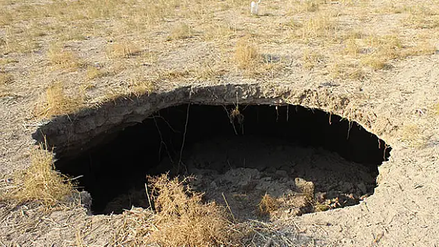 Konya Karapınar'da 10 metre genişliğinde obruk oluştu