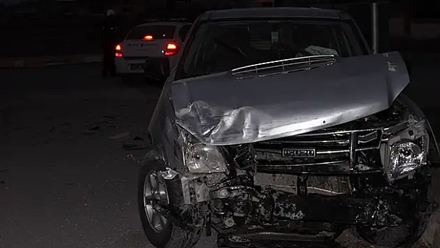 Konya Karapınar'da belediye otobüsü ile pikap çarpıştı : 8 yaralı