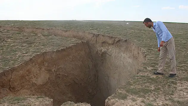 Konya Karapınar'da dev obruk! 35 metre çapında 15 metre derinliğinde