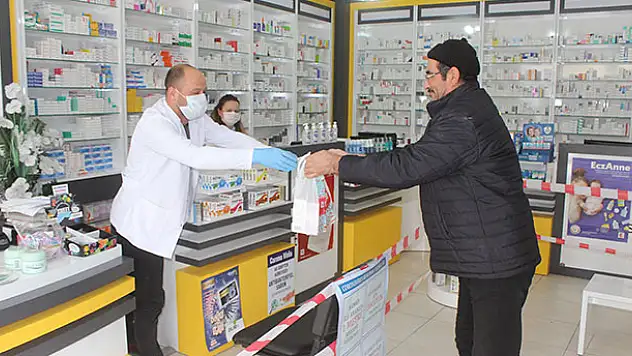 Konya Karapınar'da eczanede Kovid-19'a karşı şerit önlemi