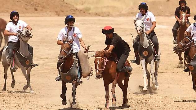 Konya Karatepe Atlı Binicilik Kulübü Van'da yarıştı