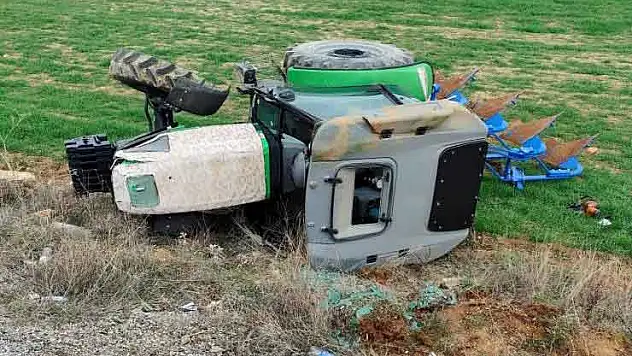 Konya kara yolunda şarampole yuvarlanan traktörün sürücüsü yaralandı