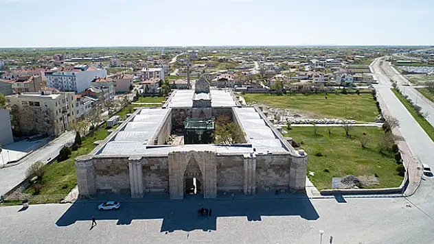 Konya-Kayseri kara yolu üzerinde ihtişamıyla bir Selçuklu mirası: Sultanhanı