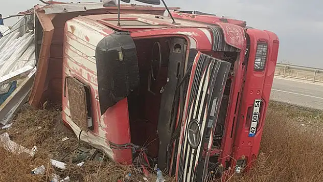 Konya Kulu'da kamyon şarampole devrildi: 2 yaralı