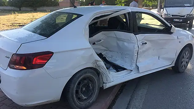 Konya Kulu'da minibüsle otomobil çarpıştı