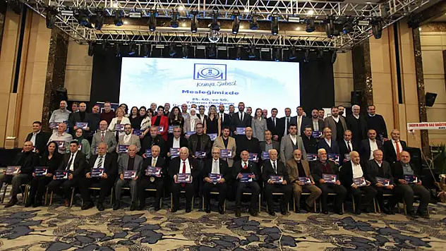 Konya Makine Mühendisleri Odasında meslek büyüklerine plaket