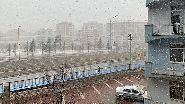 Konya merkeze beklenen kar geldi! Muhteşem görüntüler