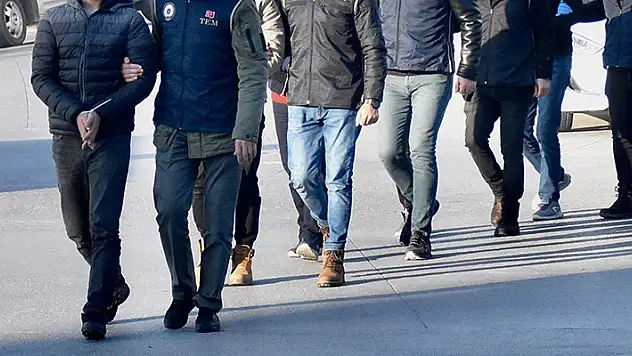 Konya merkezli 5 ilde FETÖ adına faaliyet yürüttükleri iddiasıyla yakalanan 17 zanlıdan 5'i tutuklandı

